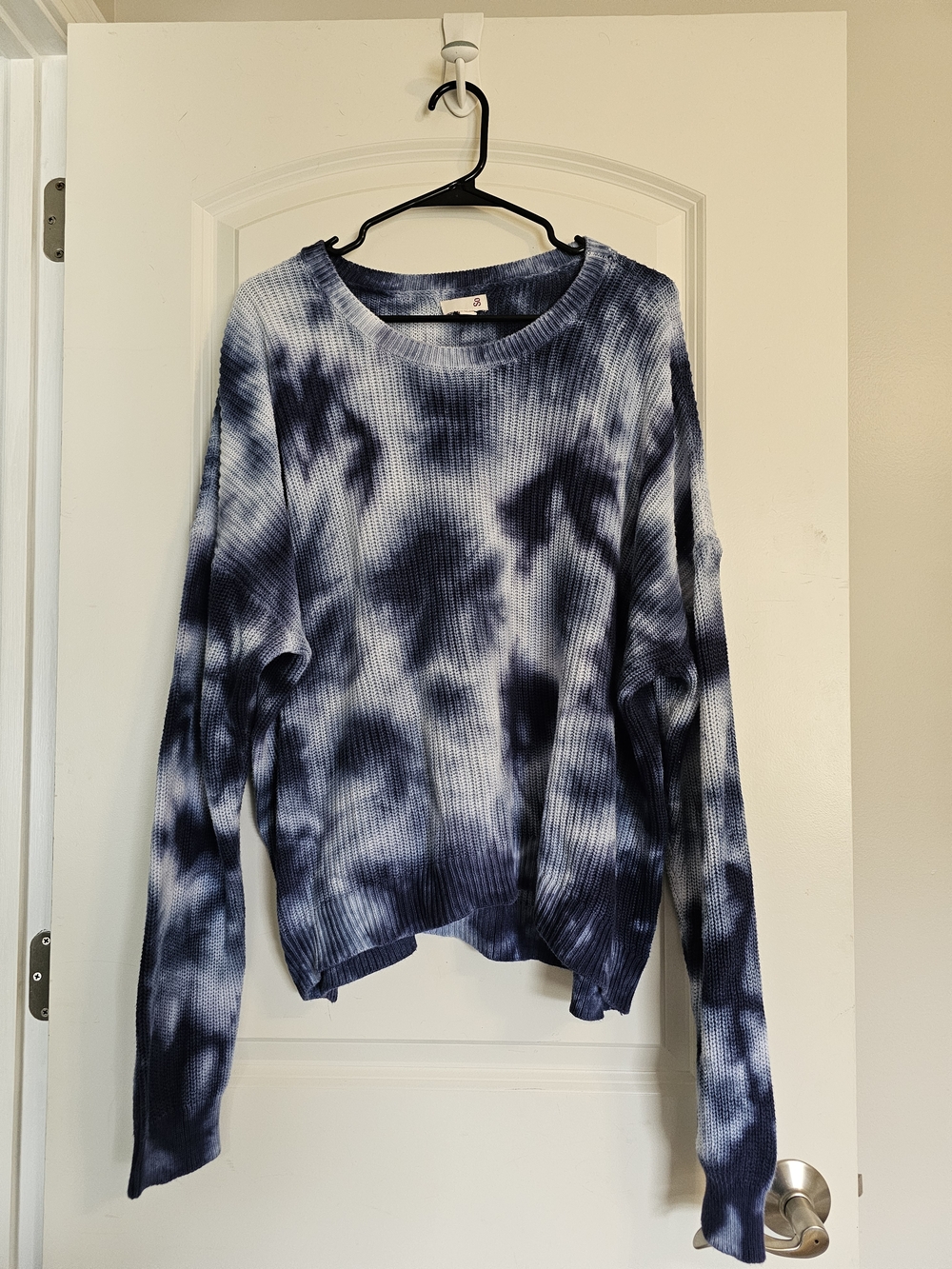 SO Women's Blue and White Tie-Dye Knit Sweater
